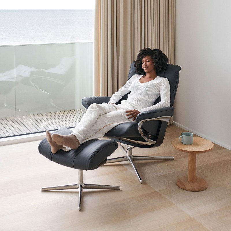 Stressless Stressless Mayfair Chair in Leather, Cross Base with Footstool