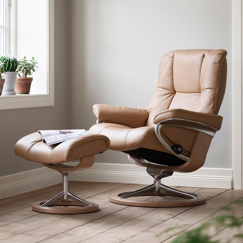 Stressless Stressless Mayfair Chair in Leather, Signature Base with Footstool